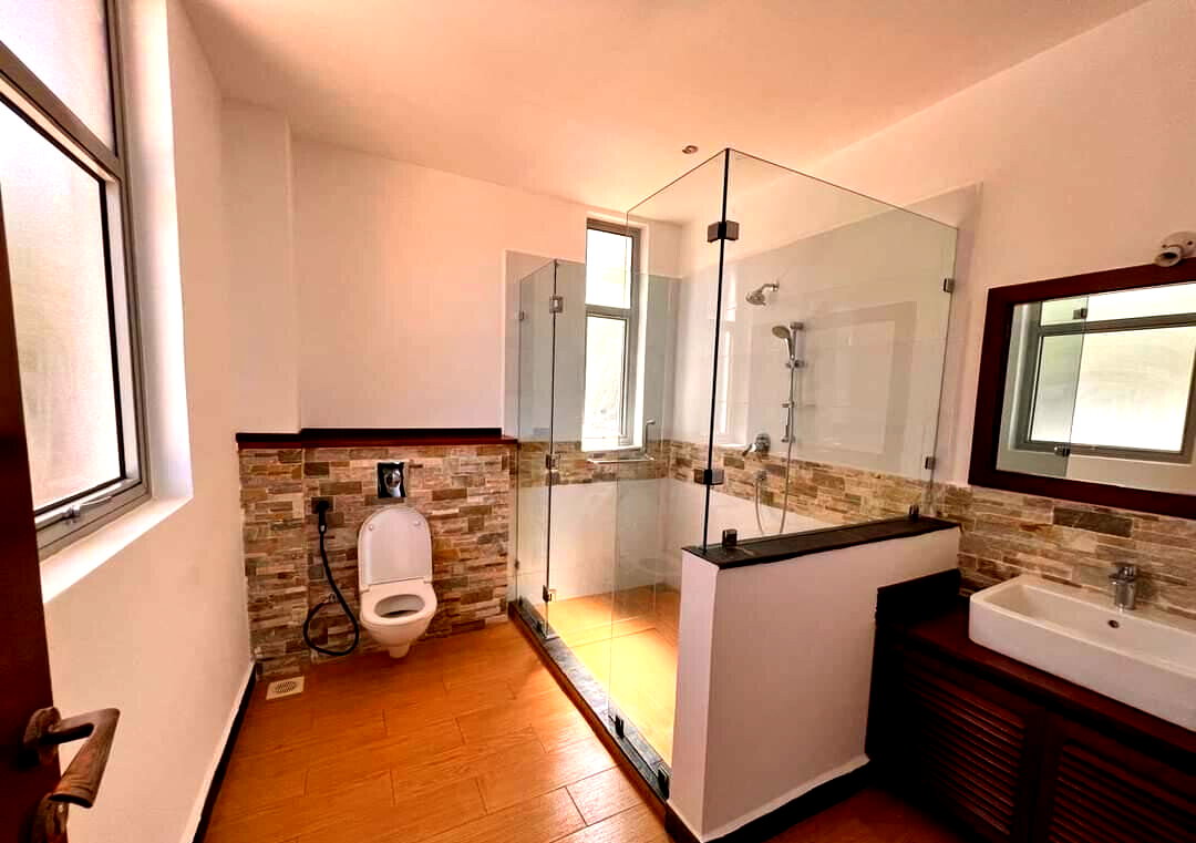 5-Ensuite Contemporary Villa with DSQ & 24-Hour Video Security – Karen