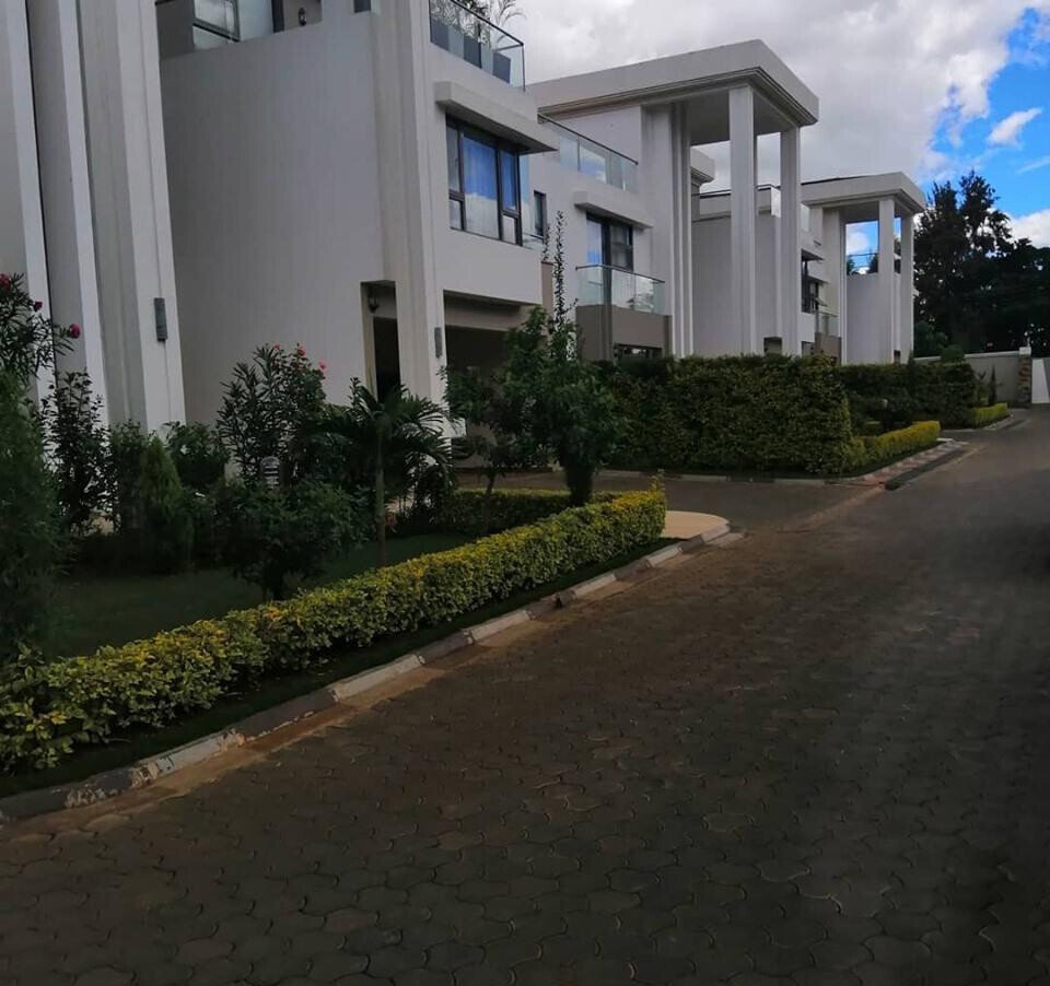 Lavishly Designed Corner Villa with Pool & Generator - Lavington