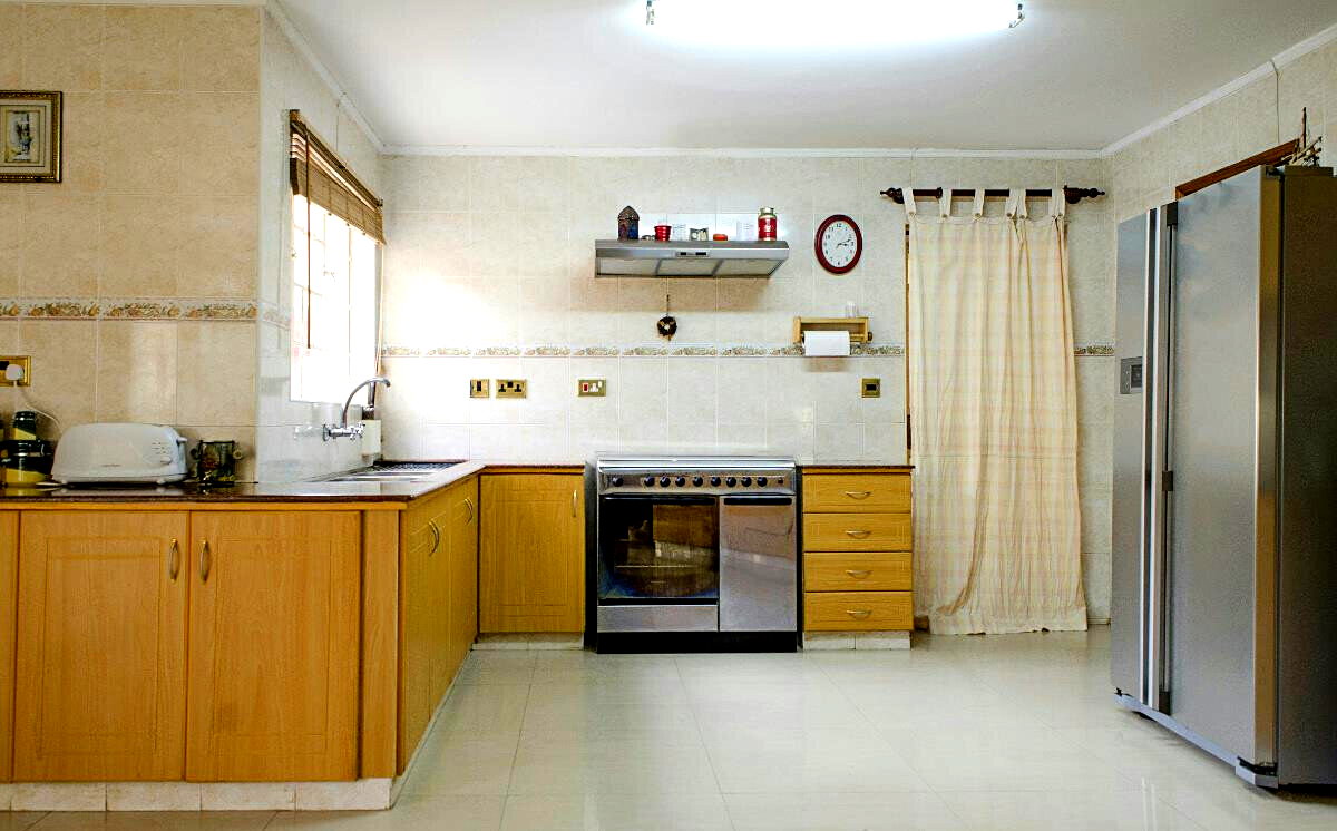 4BR All-Ensuite Townhouse with Jacuzzi & Borehole - Spring Valley