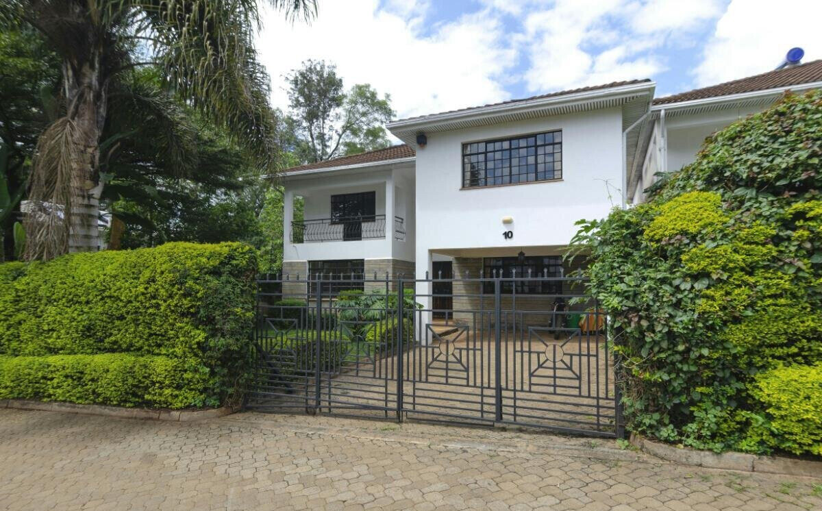 4BR All-Ensuite Townhouse with Jacuzzi & Borehole - Spring Valley