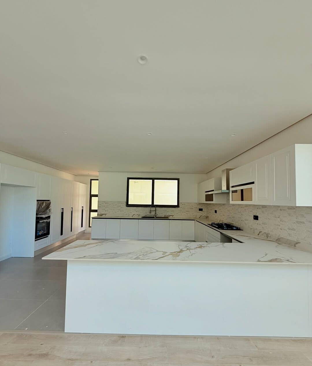 Smart Villa with Rooftop Terrace & DSQ - Lavington