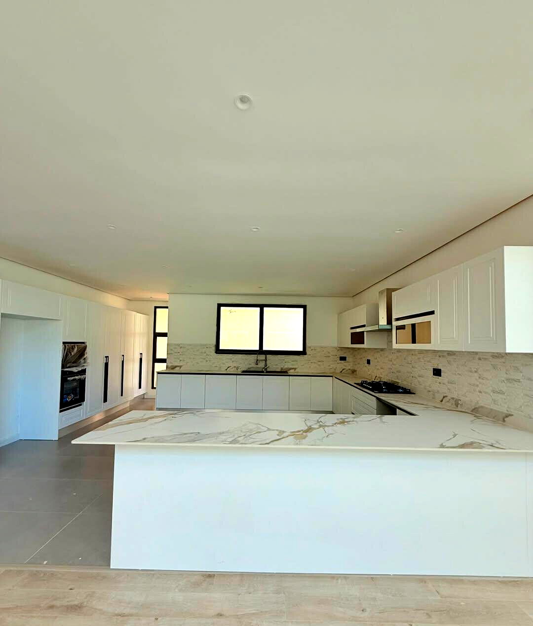 Smart Villa with Rooftop Terrace & DSQ - Lavington