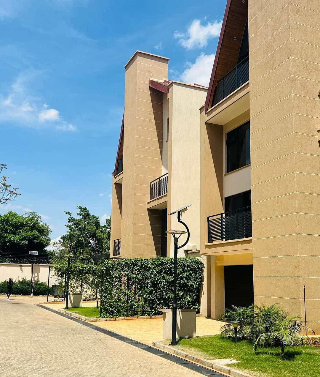 4-Bed Villa with DSQ, Sauna & Enclosable Pool - Lavington