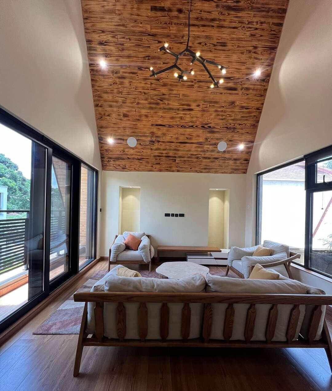 4-Bed Villa with DSQ, Sauna & Enclosable Pool - Lavington