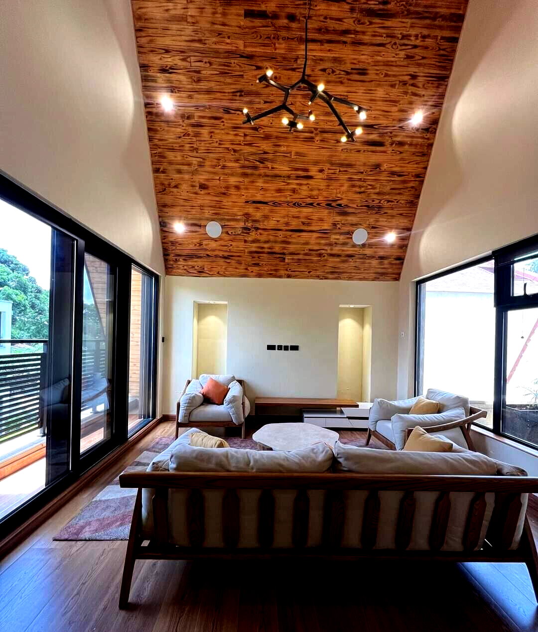 4-Bed Villa with DSQ, Sauna & Enclosable Pool - Lavington