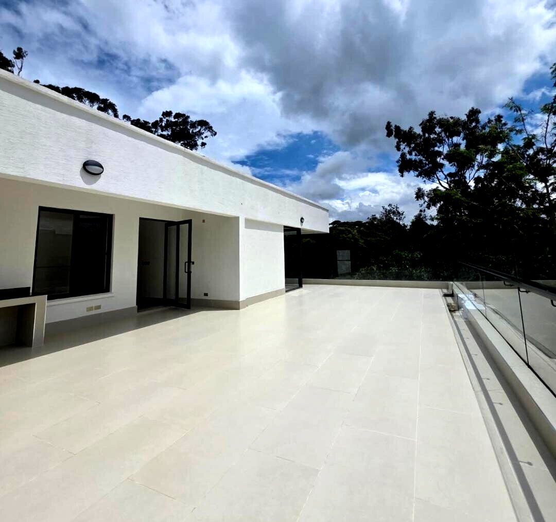 6-Bedroom All-Ensuite Townhouse with Rooftop Terrace - Kitisuru