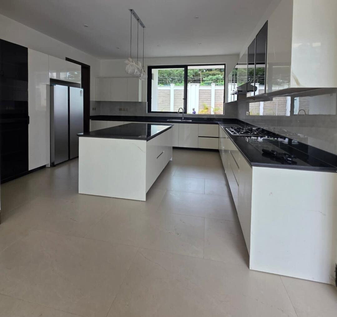6-Bedroom All-Ensuite Townhouse with Rooftop Terrace - Kitisuru