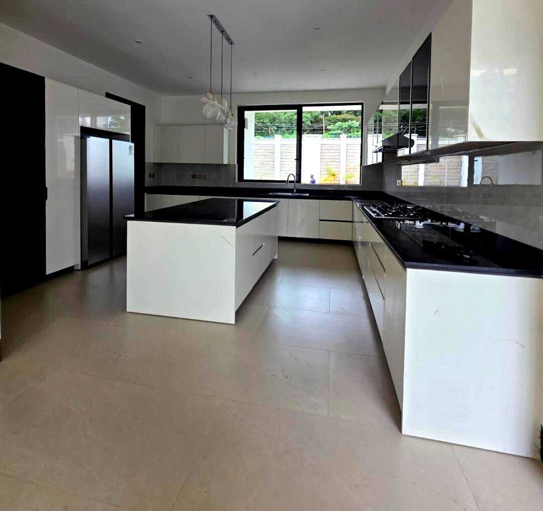 6-Bedroom All-Ensuite Townhouse with Rooftop Terrace - Kitisuru