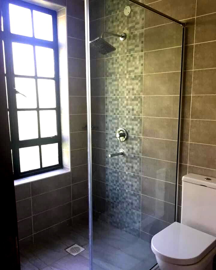 4-Bed Townhouse on Half-Acre with Clubhouse & Pool – Karen
