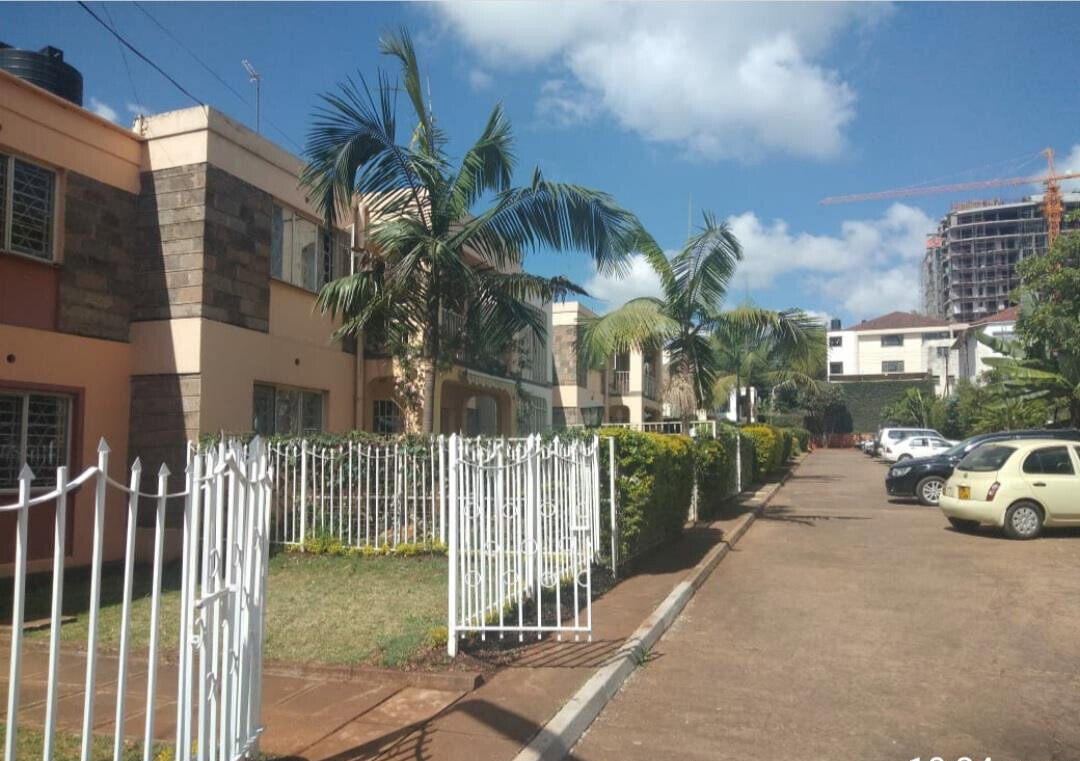 4BR Townhouse with Mature Garden & Servant Quarter - Westlands