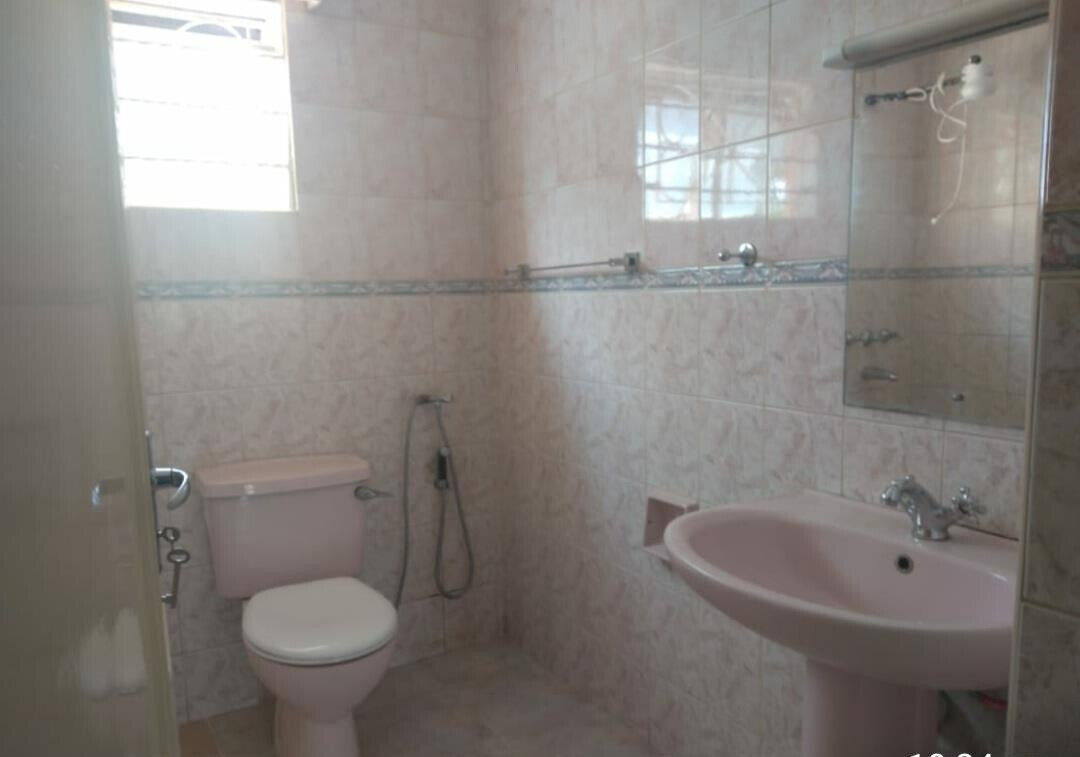 4BR Townhouse with Mature Garden & Servant Quarter - Westlands