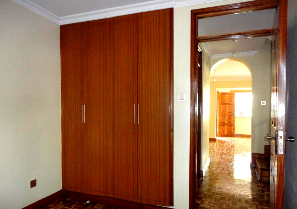 4-Ensuite Townhouse with Big Garden & Solar Water - Lavington
