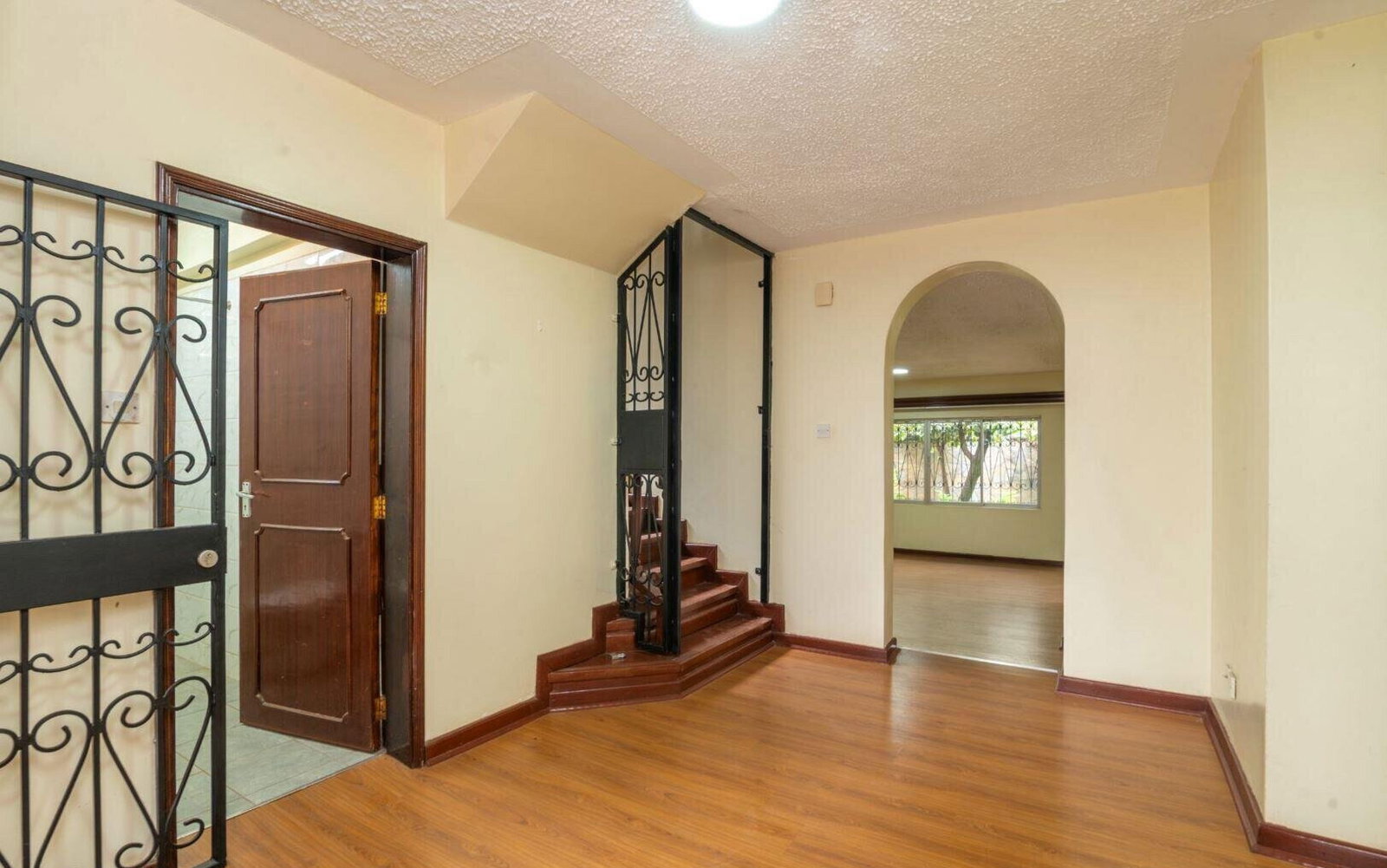 5BR Townhouse with DSQ & Private Garden - Westlands