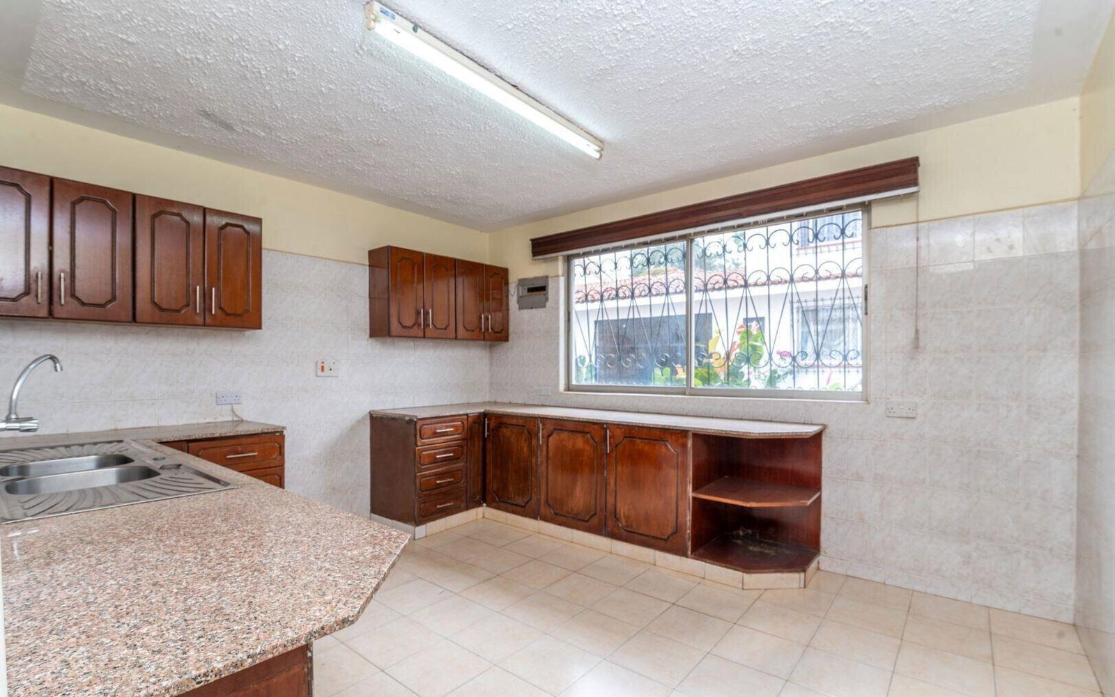 5BR Townhouse with DSQ & Private Garden - Westlands