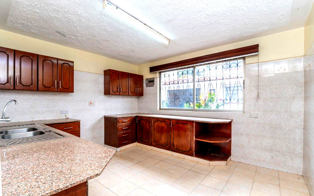 5BR Townhouse with DSQ & Private Garden - Westlands