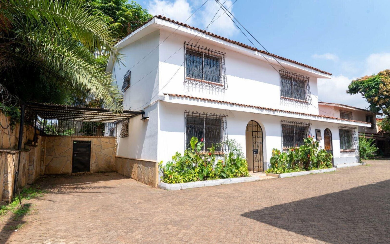 5BR Townhouse with DSQ & Private Garden - Westlands