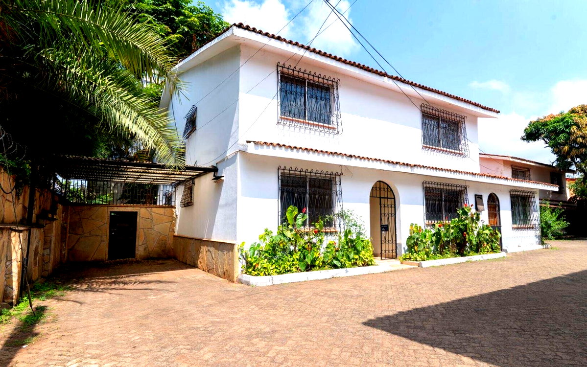5BR Townhouse with DSQ & Private Garden - Westlands