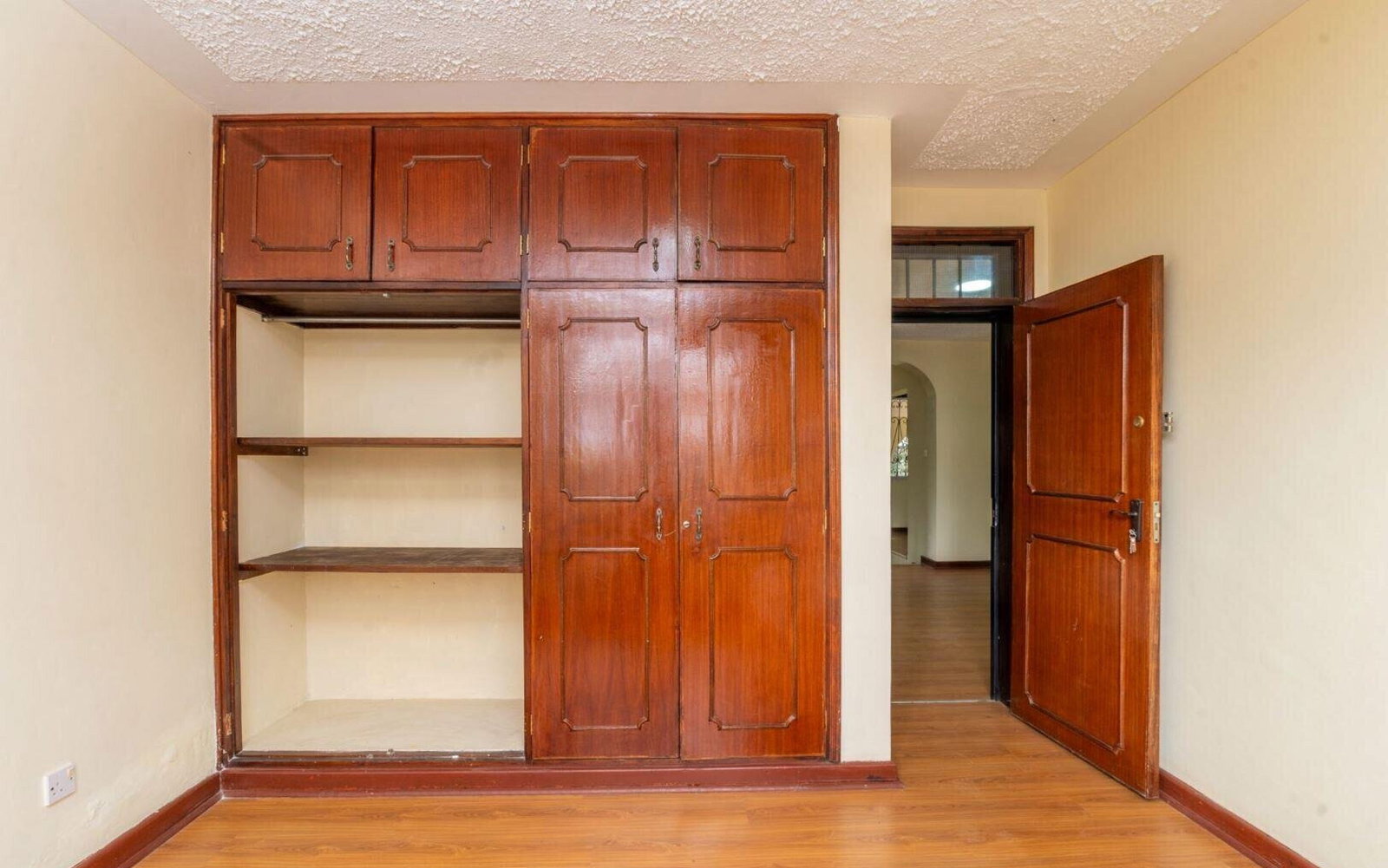 5BR Townhouse with DSQ & Private Garden - Westlands