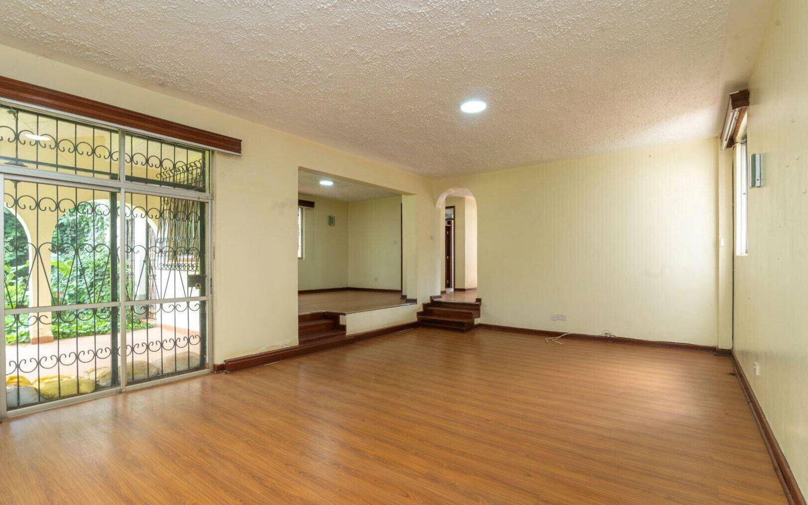 5BR Townhouse with DSQ & Private Garden - Westlands