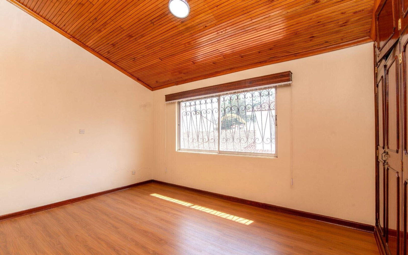 5BR Townhouse with DSQ & Private Garden - Westlands