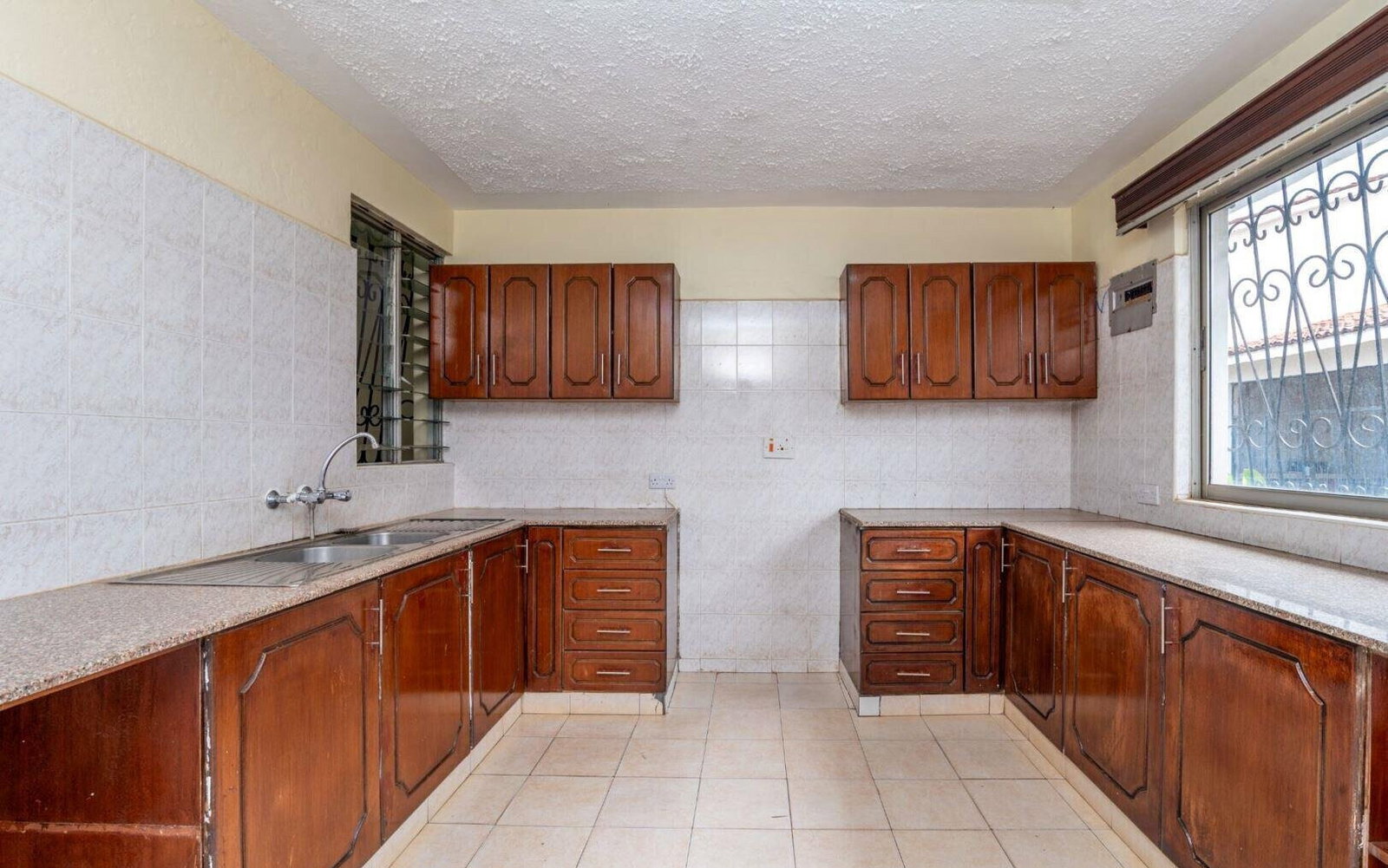 5BR Townhouse with DSQ & Private Garden - Westlands