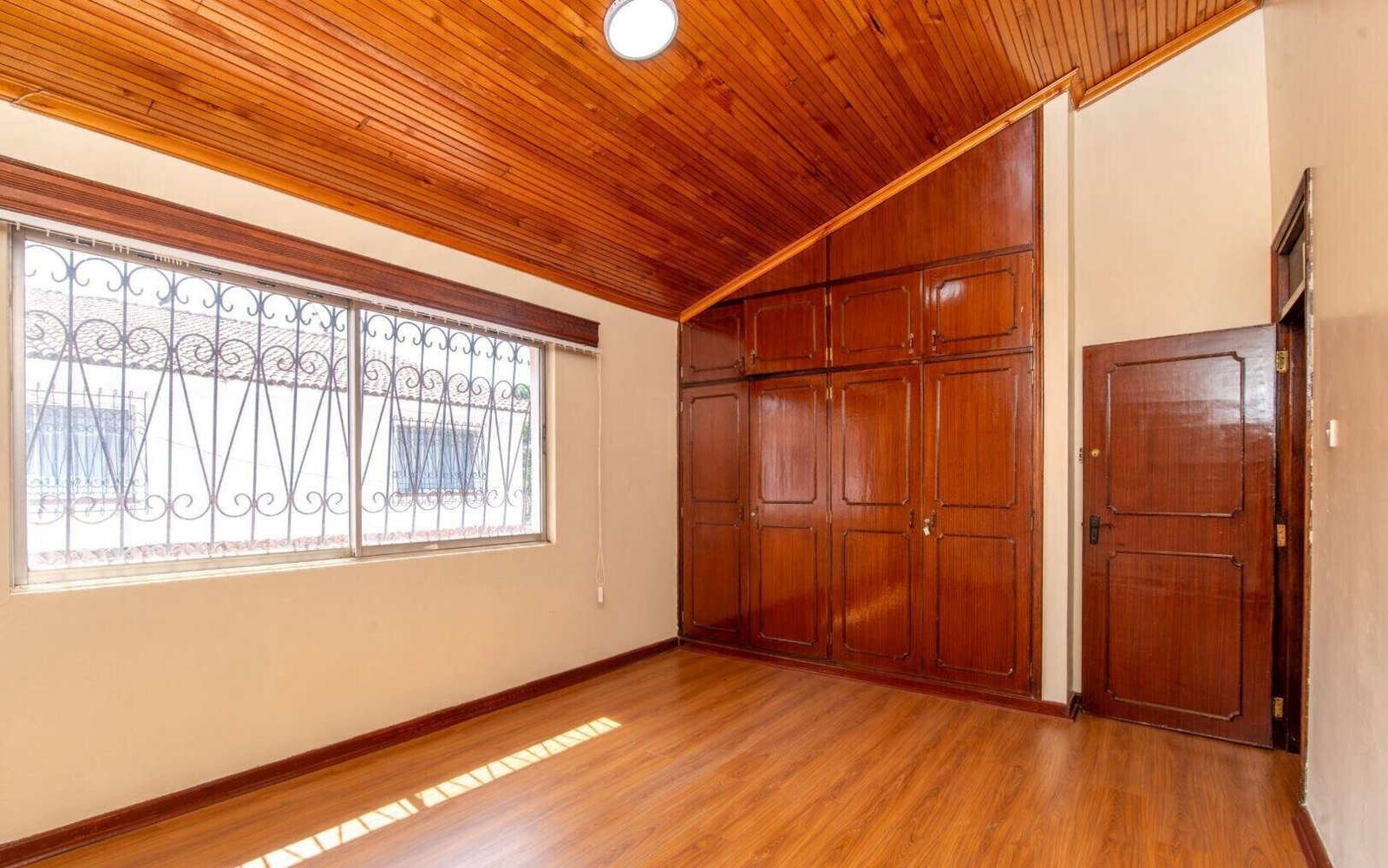 5BR Townhouse with DSQ & Private Garden - Westlands