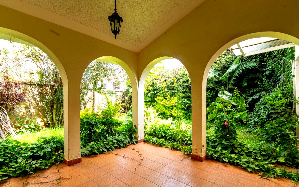 5BR Townhouse with DSQ & Private Garden - Westlands