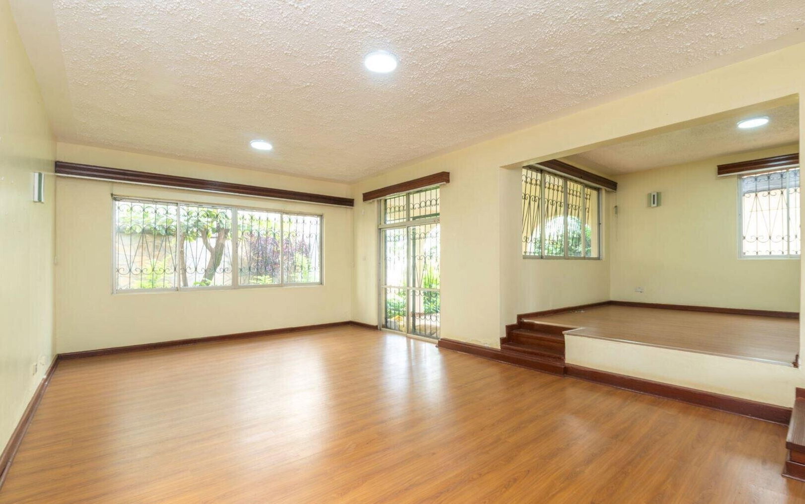 5BR Townhouse with DSQ & Private Garden - Westlands