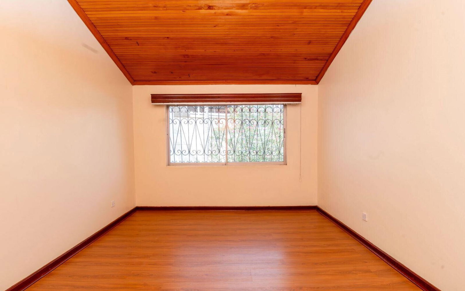 5BR Townhouse with DSQ & Private Garden - Westlands