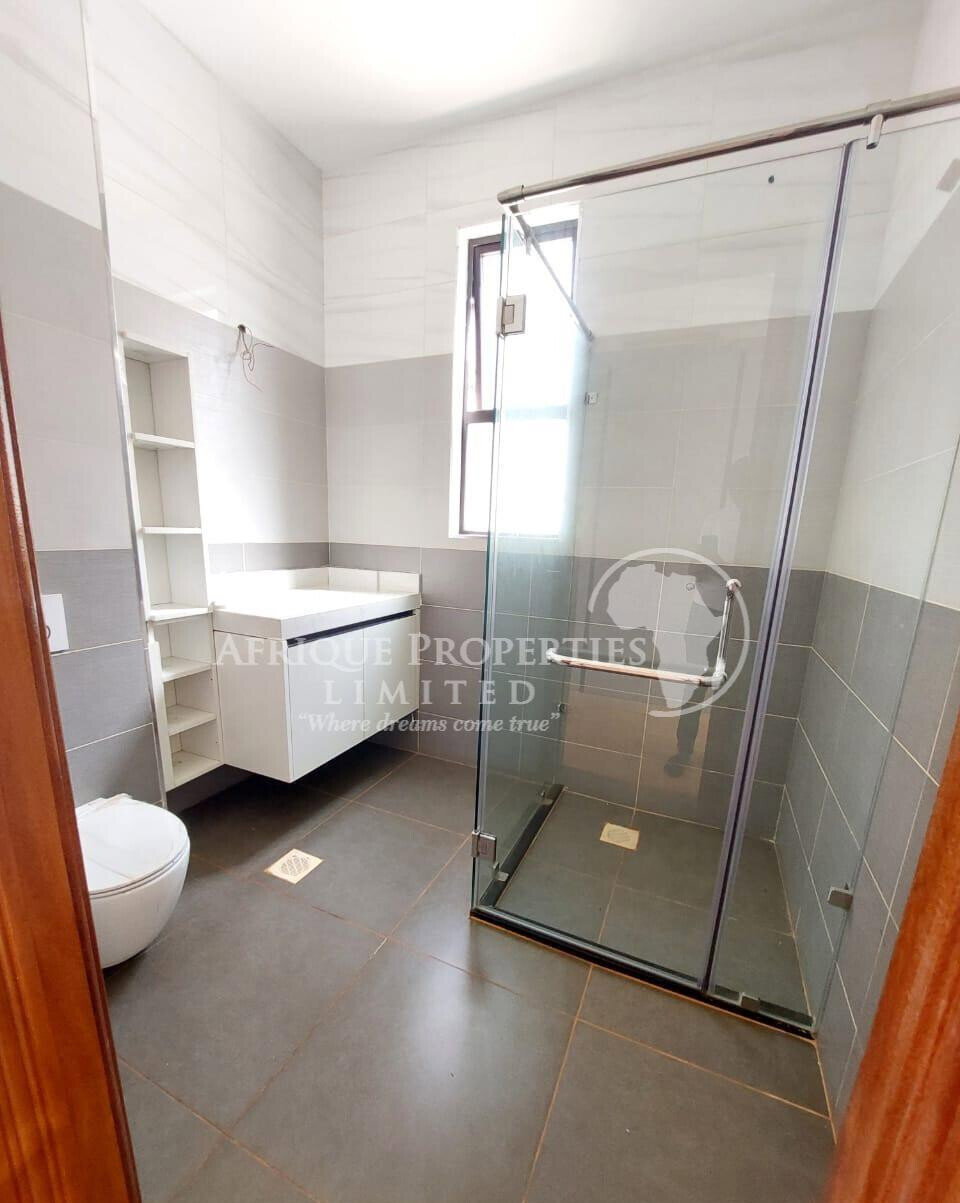 4BR All-Ensuite Townhouse with Private Backyard - Ridgeways