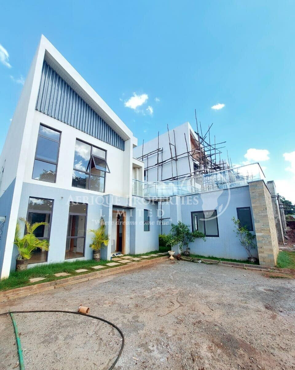 4BR All-Ensuite Townhouse with Private Backyard - Ridgeways
