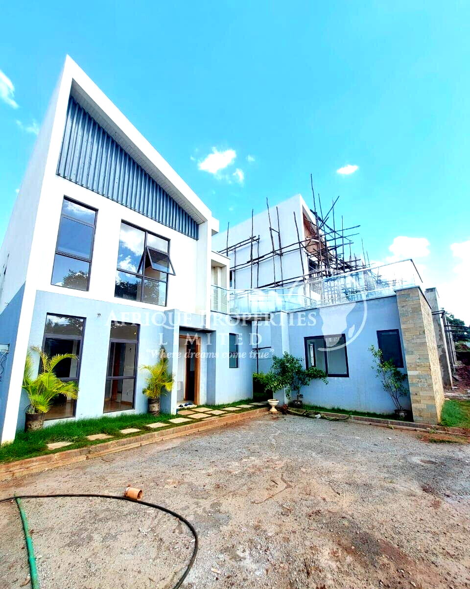 4BR All-Ensuite Townhouse with Private Backyard - Ridgeways