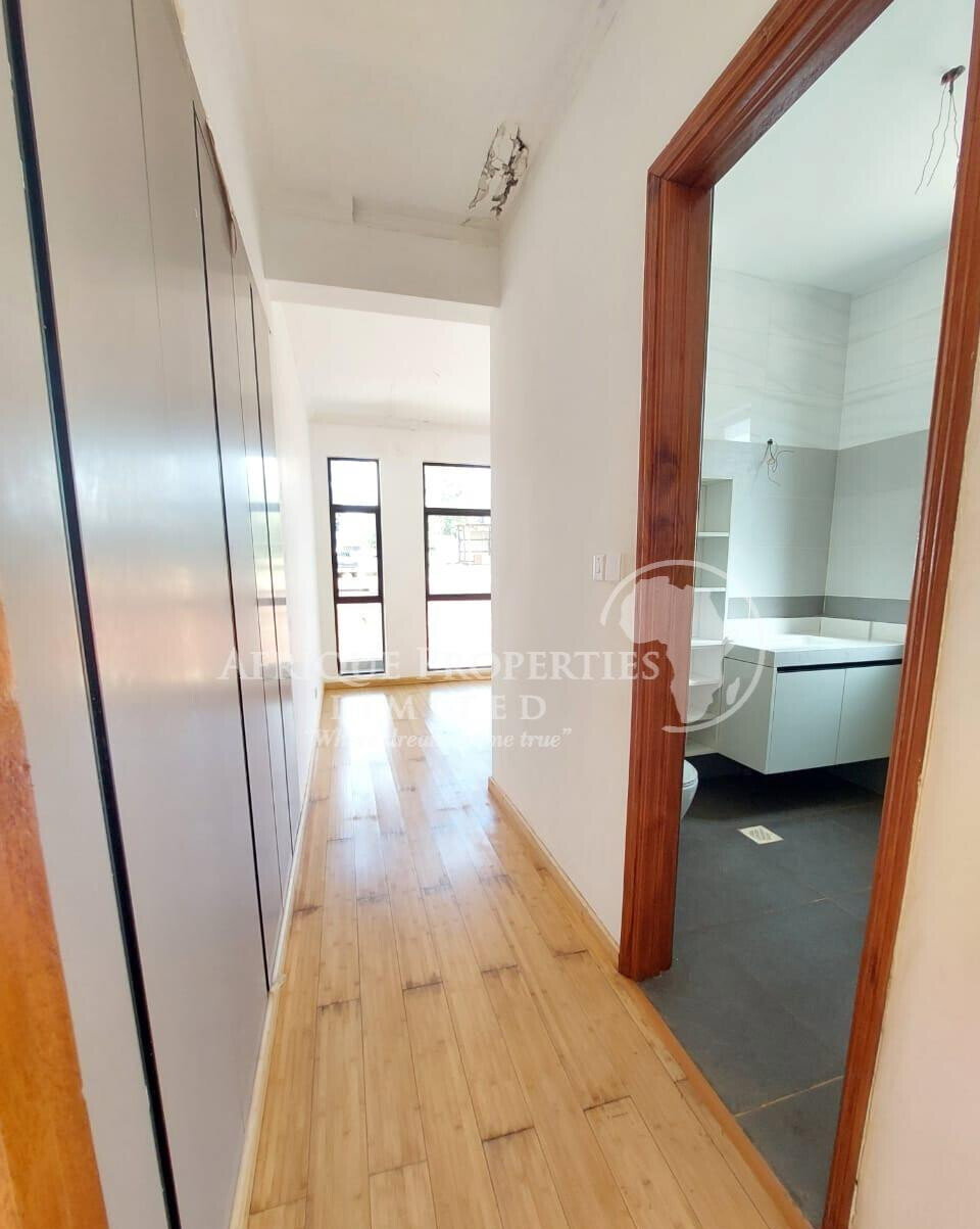 4BR All-Ensuite Townhouse with Private Backyard - Ridgeways