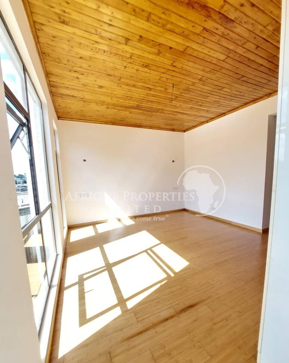 4BR All-Ensuite Townhouse with Private Backyard - Ridgeways