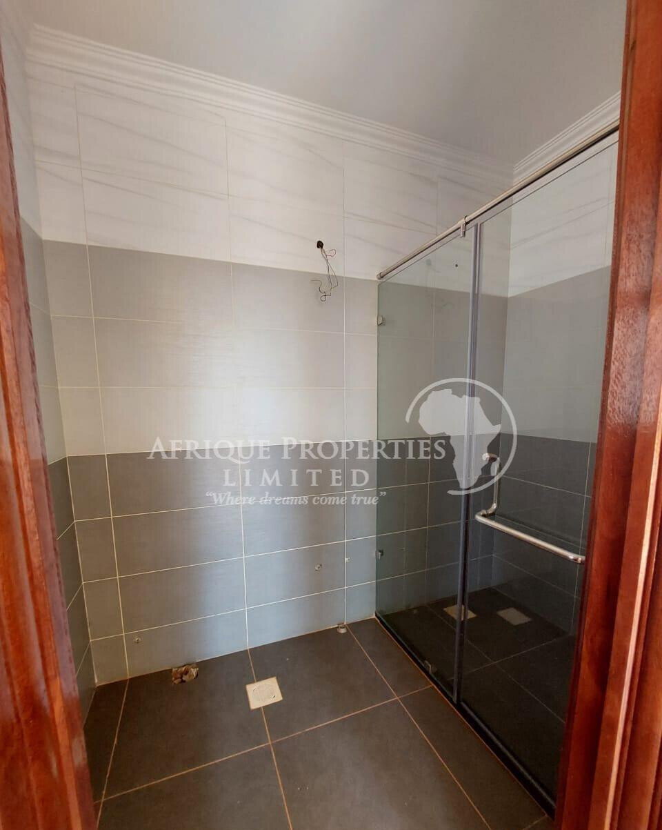 4BR All-Ensuite Townhouse with Private Backyard - Ridgeways