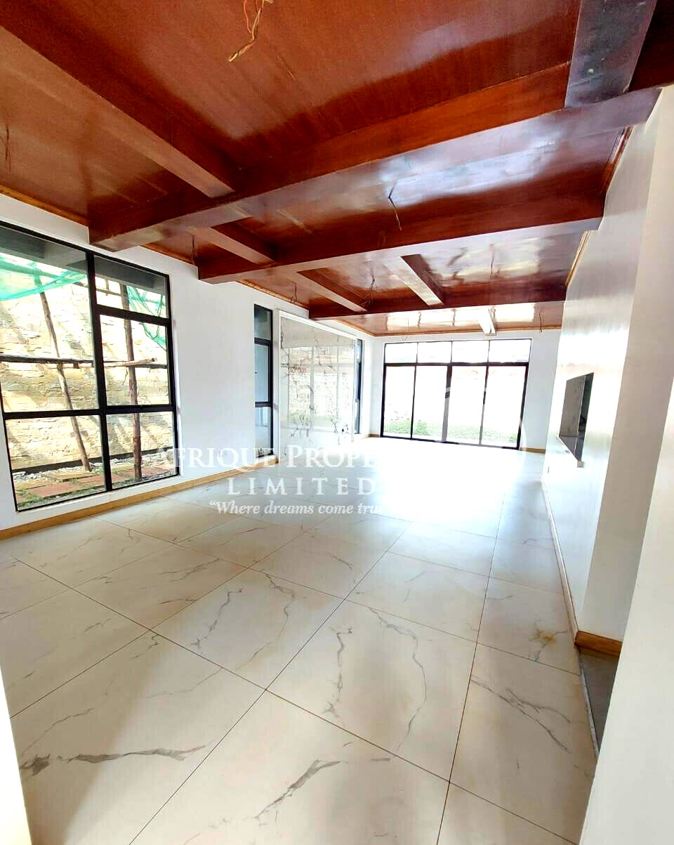 4BR All-Ensuite Townhouse with Private Backyard - Ridgeways
