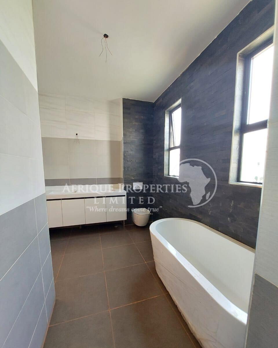 4BR All-Ensuite Townhouse with Private Backyard - Ridgeways