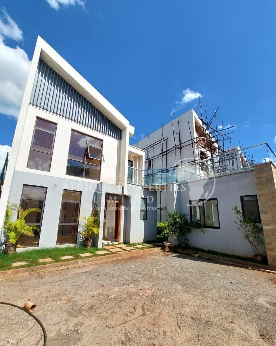 4BR All-Ensuite Townhouse with Private Backyard - Ridgeways