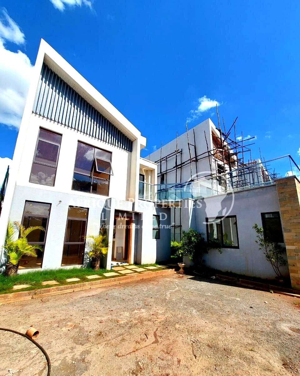 4BR All-Ensuite Townhouse with Private Backyard - Ridgeways