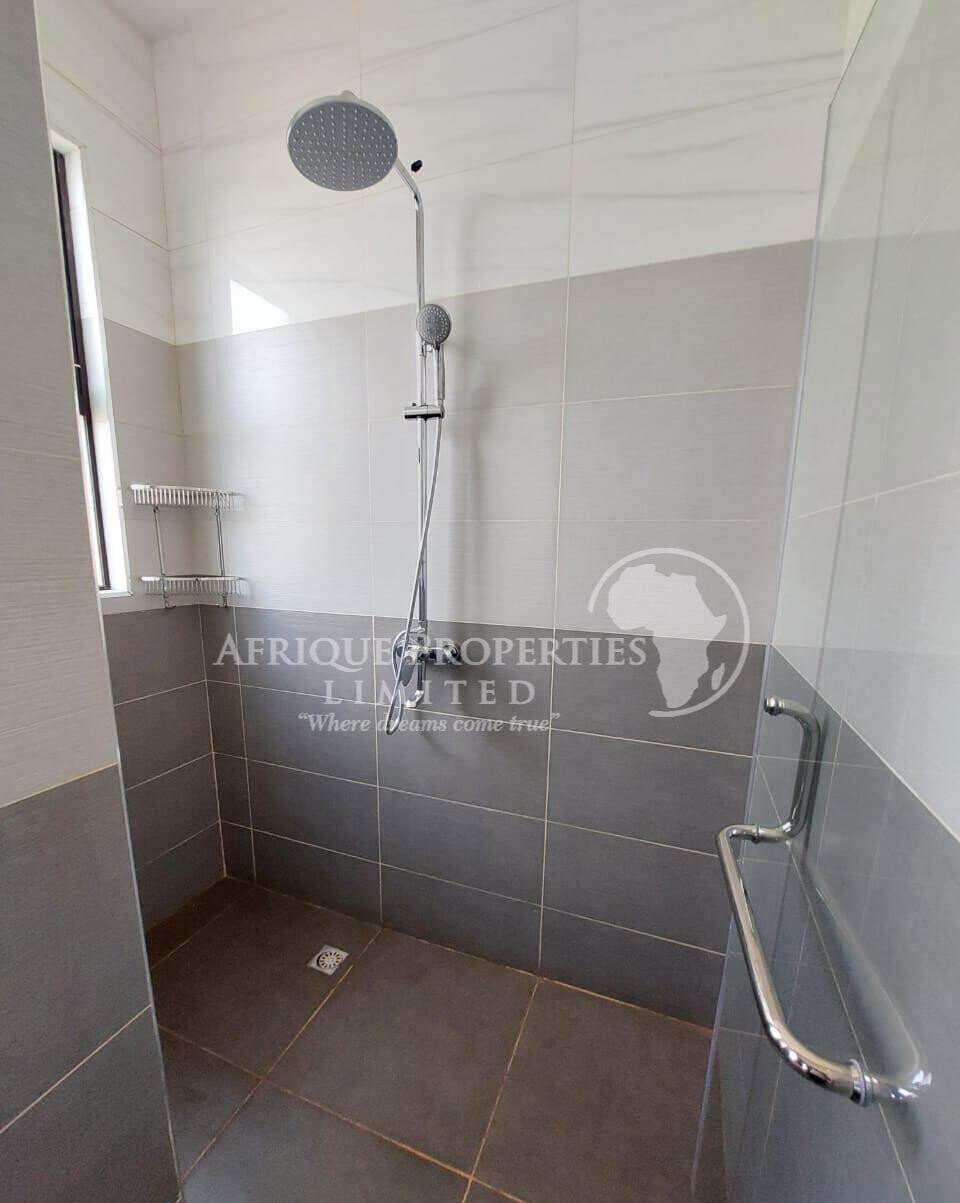 4BR All-Ensuite Townhouse with Private Backyard - Ridgeways