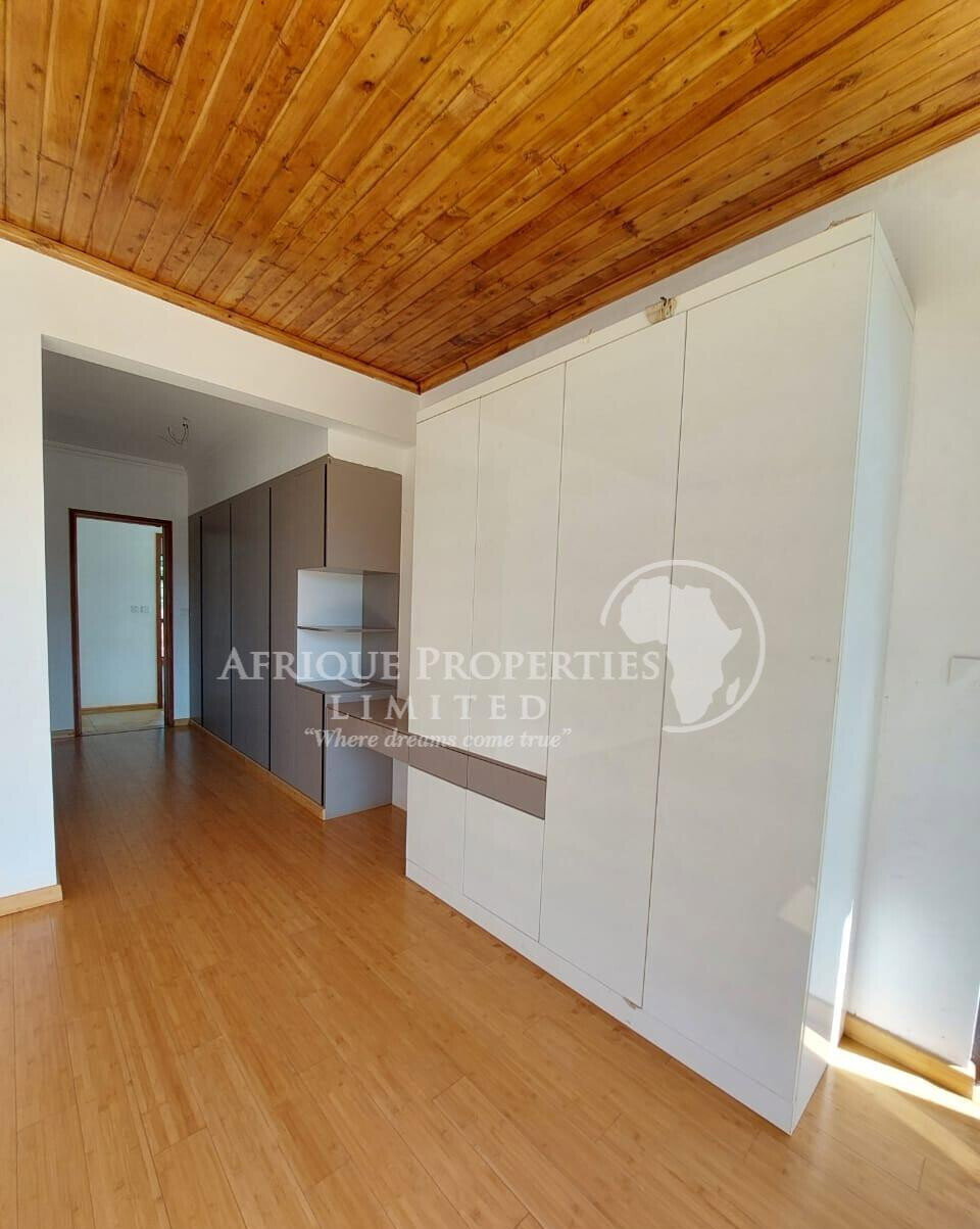 4BR All-Ensuite Townhouse with Private Backyard - Ridgeways