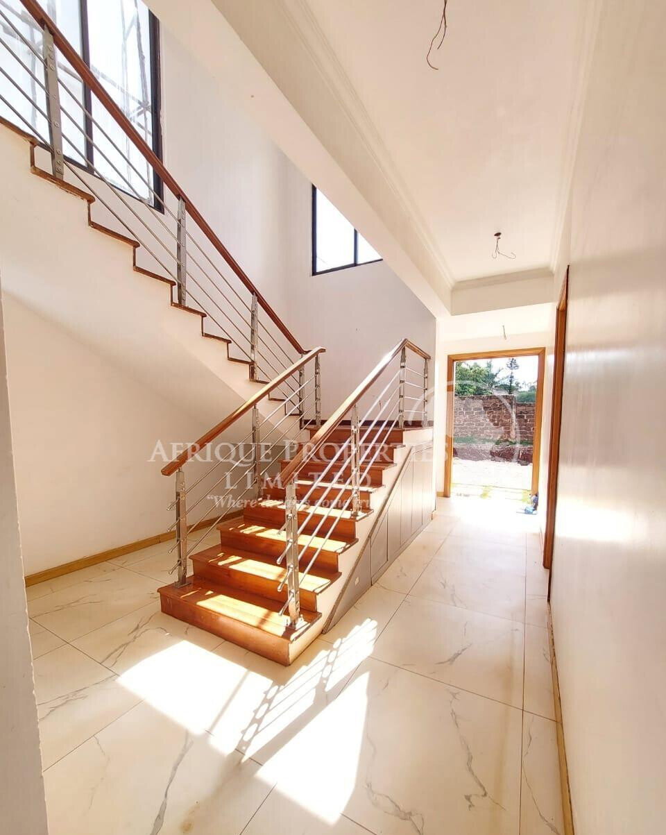 4BR All-Ensuite Townhouse with Private Backyard - Ridgeways