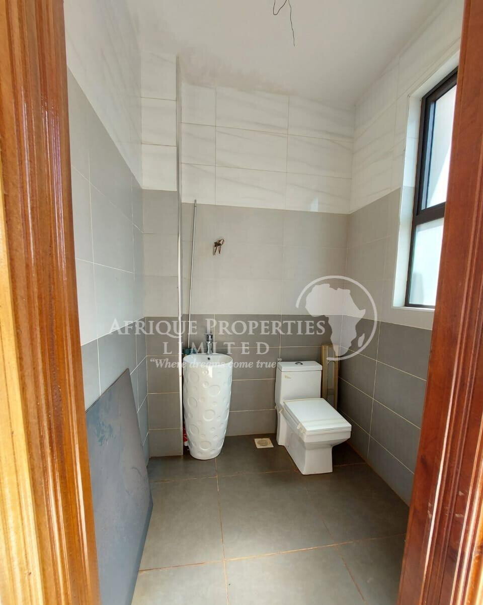 4BR All-Ensuite Townhouse with Private Backyard - Ridgeways