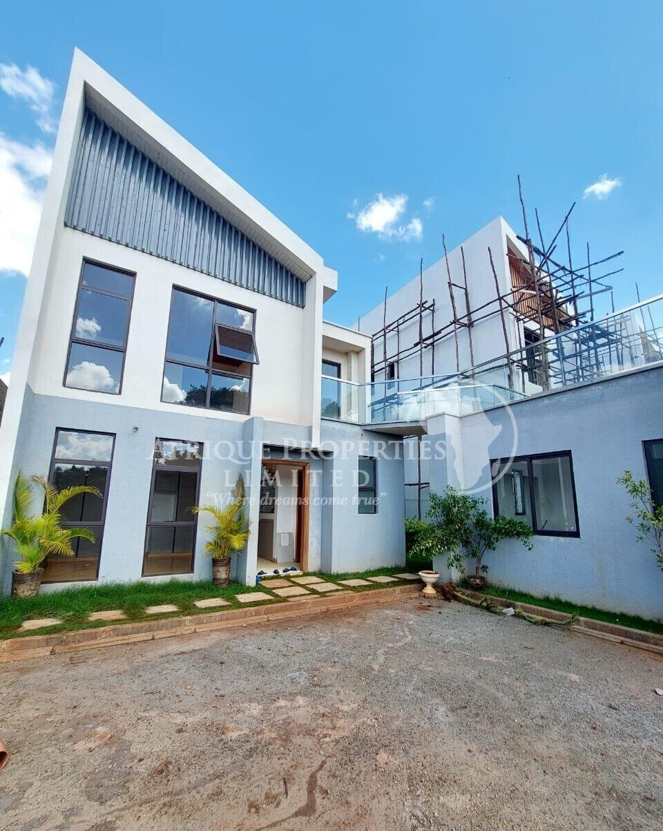 4BR All-Ensuite Townhouse with Private Backyard - Ridgeways