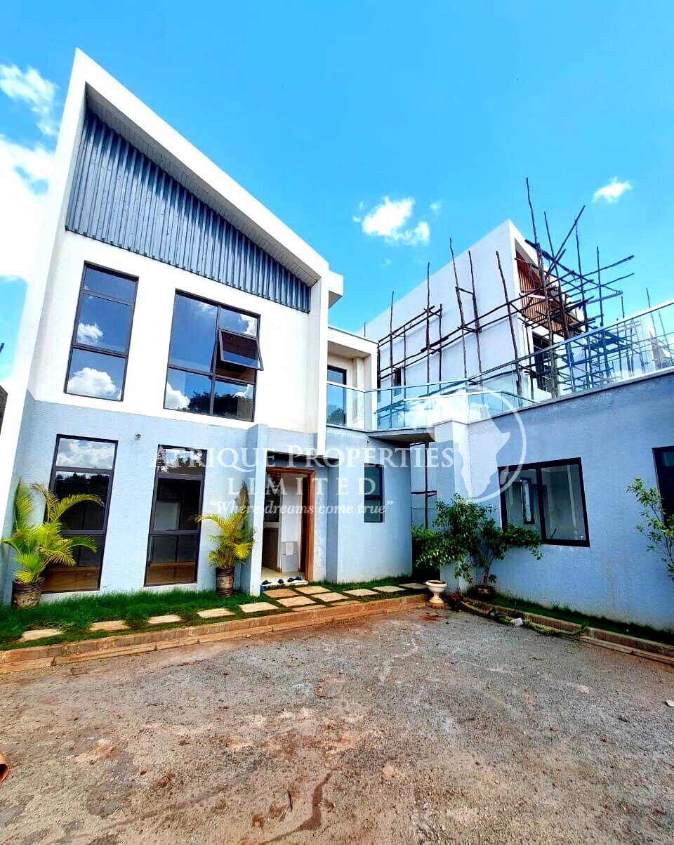 4BR All-Ensuite Townhouse with Private Backyard - Ridgeways