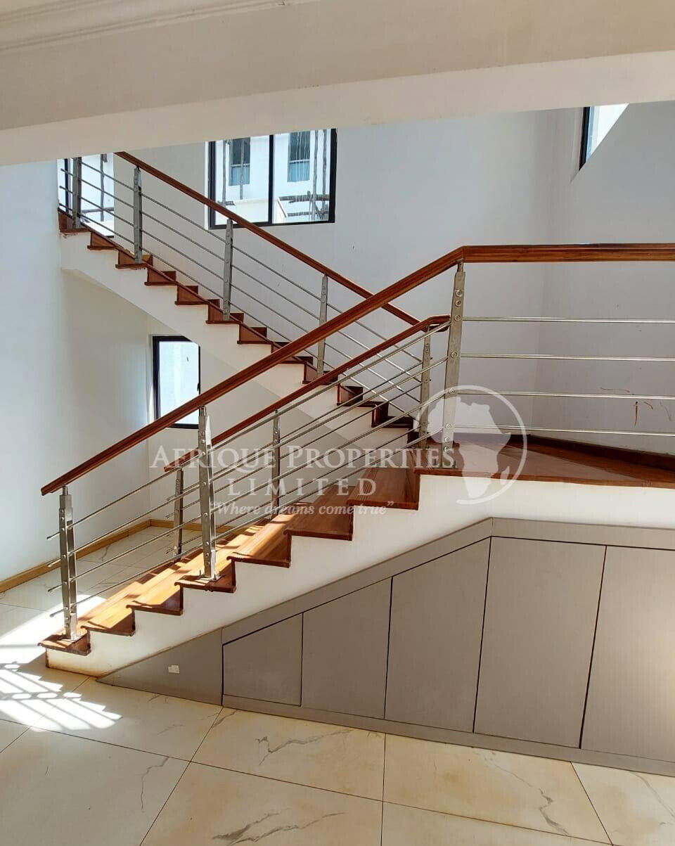 4BR All-Ensuite Townhouse with Private Backyard - Ridgeways