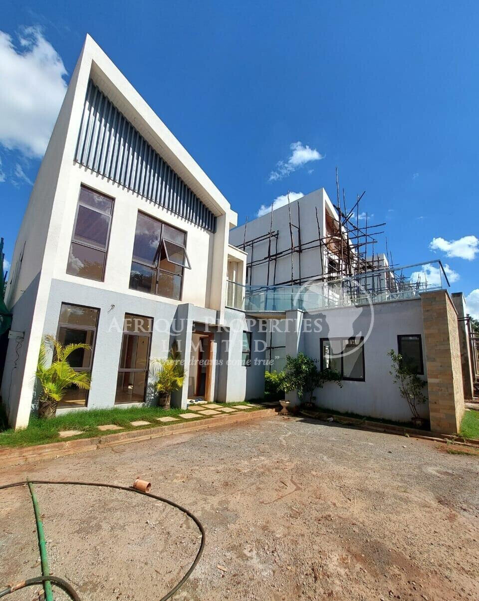 4BR All-Ensuite Townhouse with Private Backyard - Ridgeways