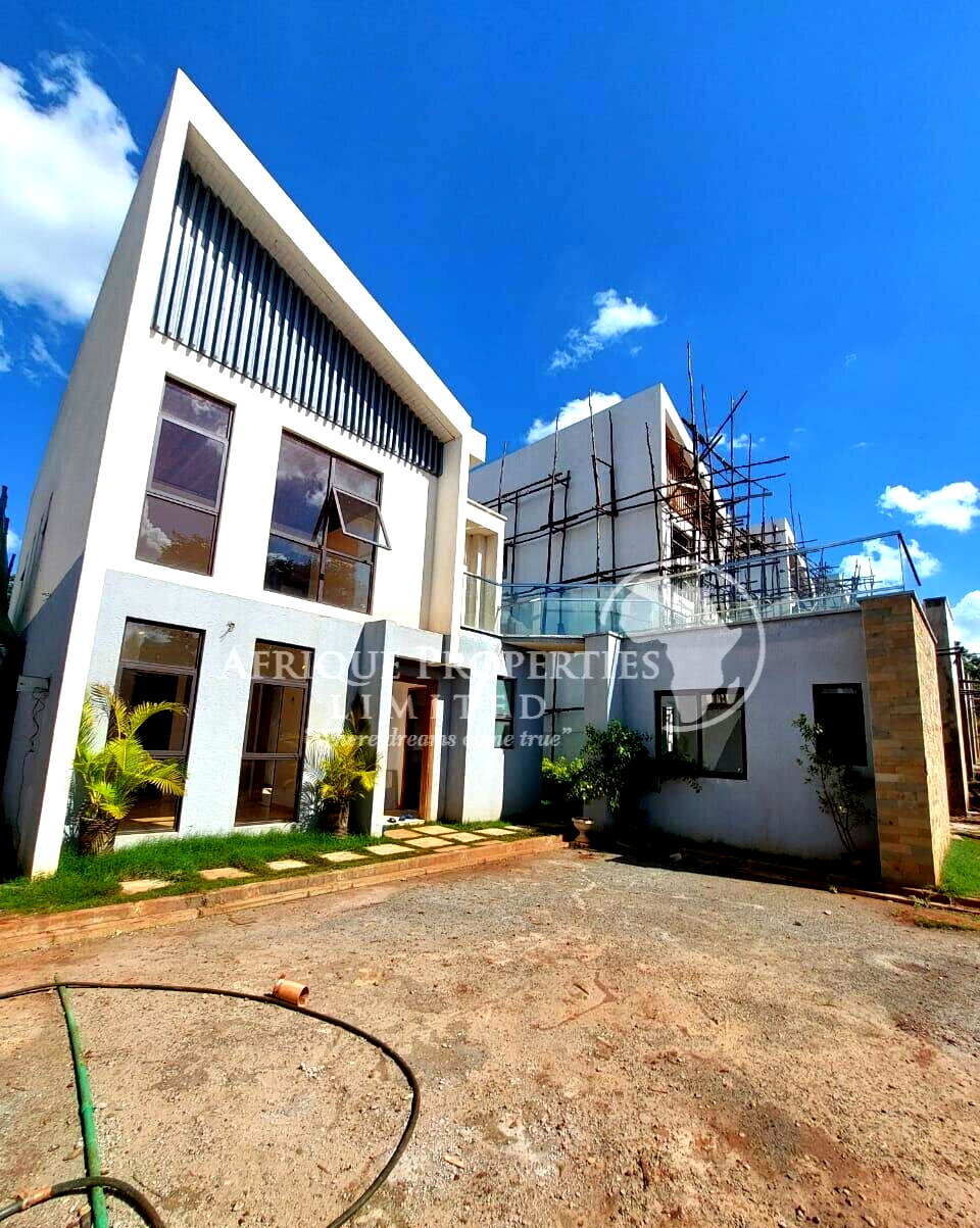 4BR All-Ensuite Townhouse with Private Backyard - Ridgeways