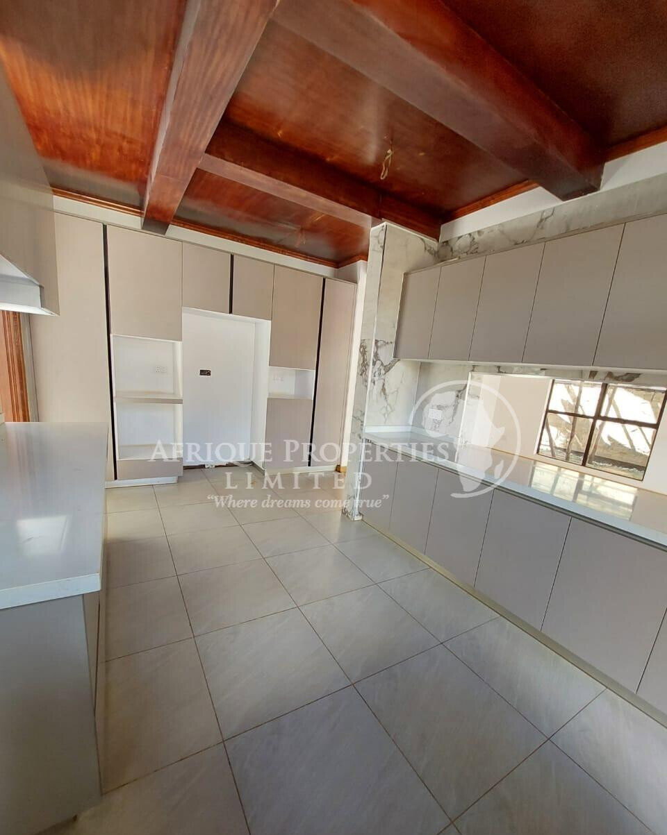 4BR All-Ensuite Townhouse with Private Backyard - Ridgeways