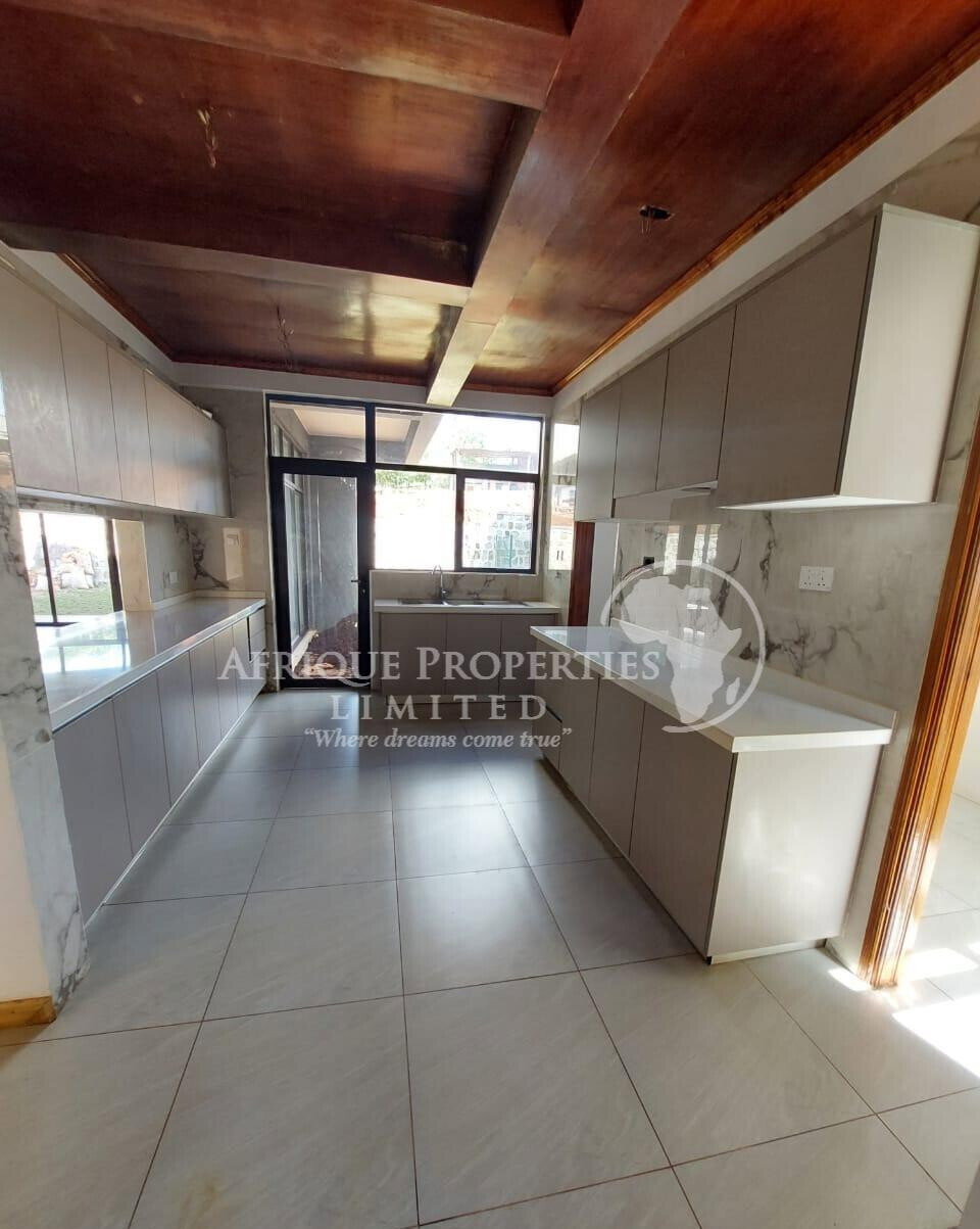 4BR All-Ensuite Townhouse with Private Backyard - Ridgeways